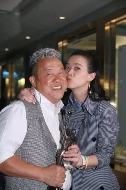 70歲曾志偉過大壽,TVB眾人圍到水泄不通,家燕姐等諸多明星送吻