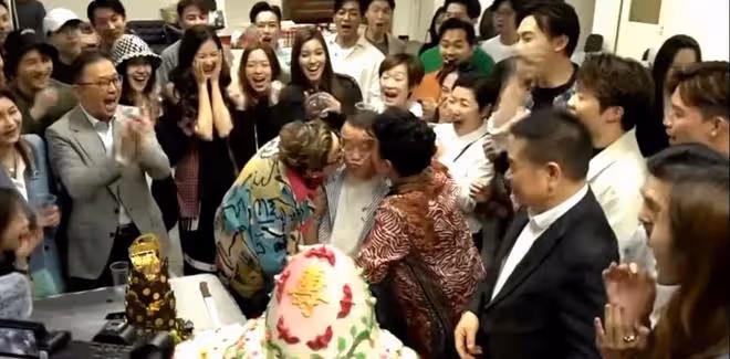 70歲曾志偉過大壽,TVB眾人圍到水泄不通,家燕姐等諸多明星送吻