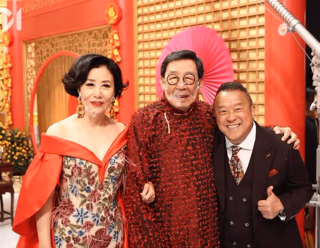 70歲曾志偉過大壽,TVB眾人圍到水泄不通,家燕姐等諸多明星送吻