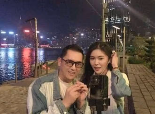 呂良偉弟弟街邊直播唱歌!息影多年仍帥氣,高顏值女兒陪伴在旁