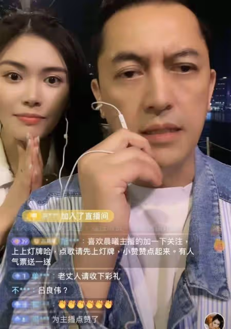 呂良偉弟弟街邊直播唱歌!息影多年仍帥氣,高顏值女兒陪伴在旁
