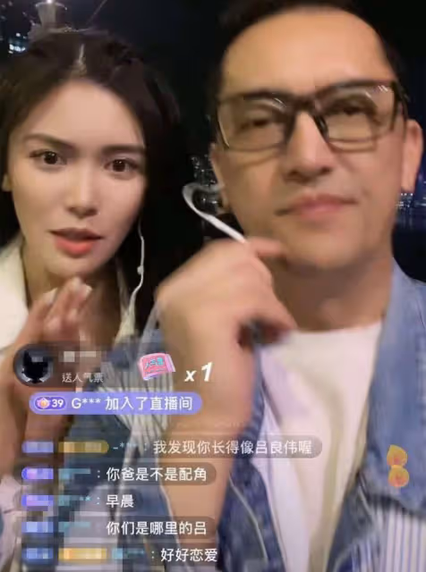 呂良偉弟弟街邊直播唱歌!息影多年仍帥氣,高顏值女兒陪伴在旁