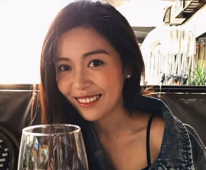 呂良偉弟弟街邊直播唱歌!息影多年仍帥氣,高顏值女兒陪伴在旁