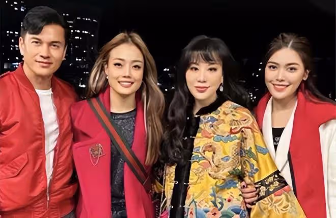 呂良偉弟弟街邊直播唱歌!息影多年仍帥氣,高顏值女兒陪伴在旁