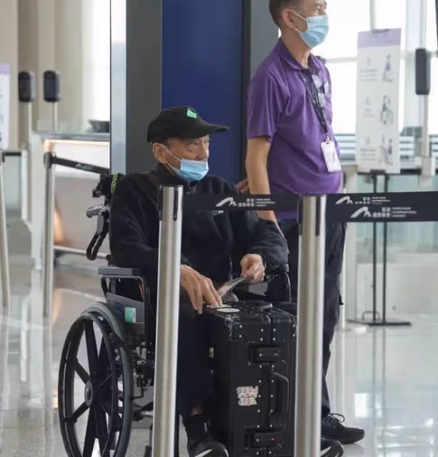 知名港星坐輪椅現身,沒人照顧只能找工作人員幫,66歲仍拚命工作