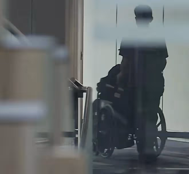 知名港星坐輪椅現身,沒人照顧只能找工作人員幫,66歲仍拚命工作