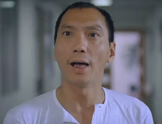 知名港星坐輪椅現身,沒人照顧只能找工作人員幫,66歲仍拚命工作