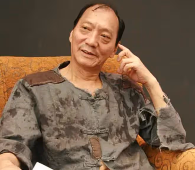 知名港星坐輪椅現身,沒人照顧只能找工作人員幫,66歲仍拚命工作