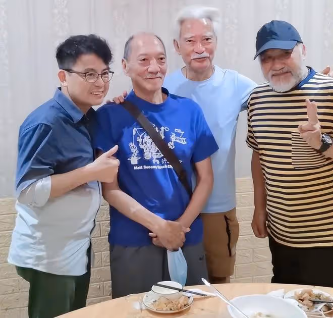 知名港星坐輪椅現身,沒人照顧只能找工作人員幫,66歲仍拚命工作
