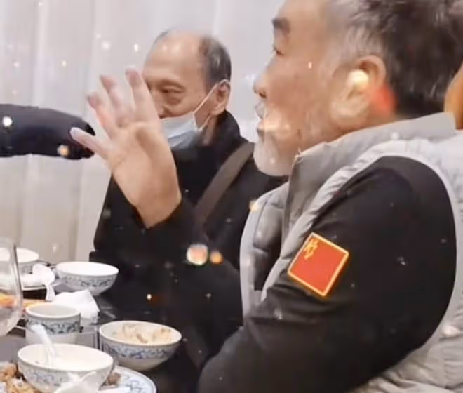 知名港星坐輪椅現身,沒人照顧只能找工作人員幫,66歲仍拚命工作