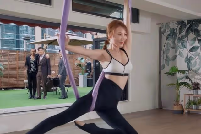 TVB知名女星新劇驚艷登場,穿背心做空中瑜伽,身材豐滿狀態凍齡
