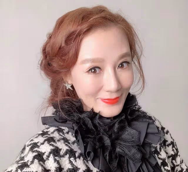 TVB知名女星新劇驚艷登場,穿背心做空中瑜伽,身材豐滿狀態凍齡