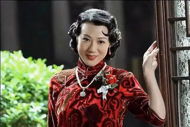 TVB知名女星新劇驚艷登場,穿背心做空中瑜伽,身材豐滿狀態凍齡