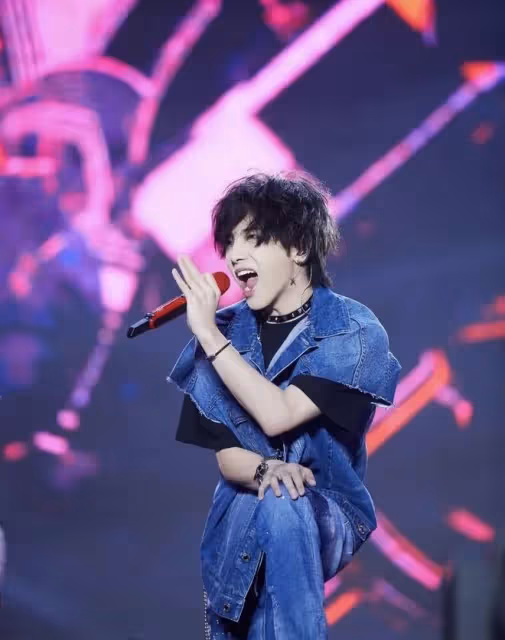 華晨宇:僅憑三個字再次登上熱搜,真是活在自己世界裡的瘋子嗎?