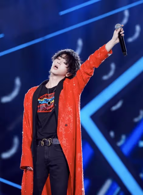華晨宇:僅憑三個字再次登上熱搜,真是活在自己世界裡的瘋子嗎?