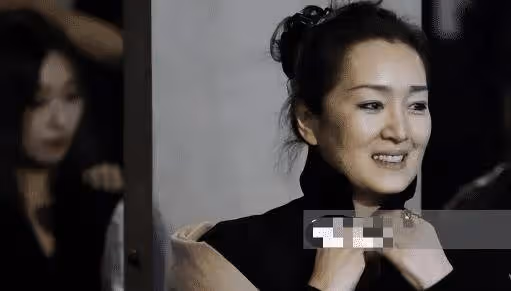 57歲鞏俐坐馬克龍專機回娘家！沒有布麗吉特搶風頭，穿黑裙成贏家