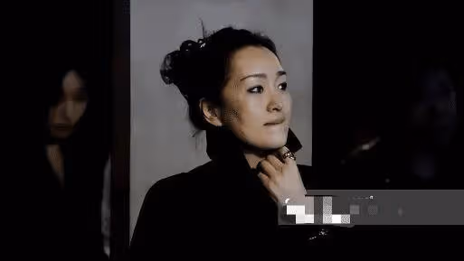 57歲鞏俐坐馬克龍專機回娘家！沒有布麗吉特搶風頭，穿黑裙成贏家