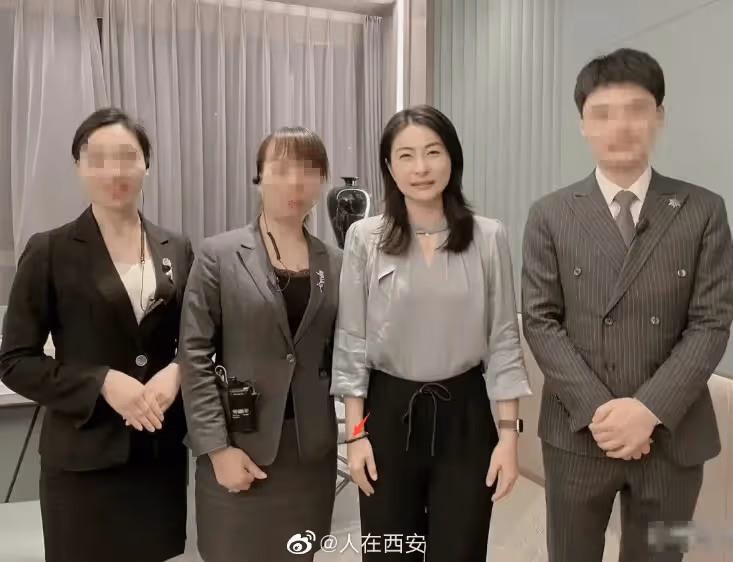 郭晶晶飛抵西安觀跳水世界盃，吃粵菜逛大唐不夜城，1元頭繩矚目