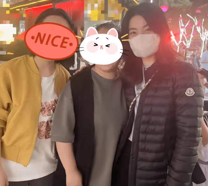 郭晶晶飛抵西安觀跳水世界盃，吃粵菜逛大唐不夜城，1元頭繩矚目