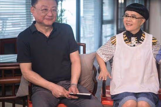 金龜子嫌退休金少,帶女兒一起賣貨遭吐槽:別裝嫩了,還是退休吧!