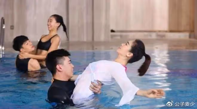 左小青身材有多撩人?當她下水那一刻,網友:真是人間尤物