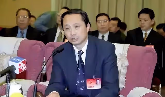 職業情婦盧嘉麗：被多名高官共享，涉案數百億捲款潛逃！至今未歸