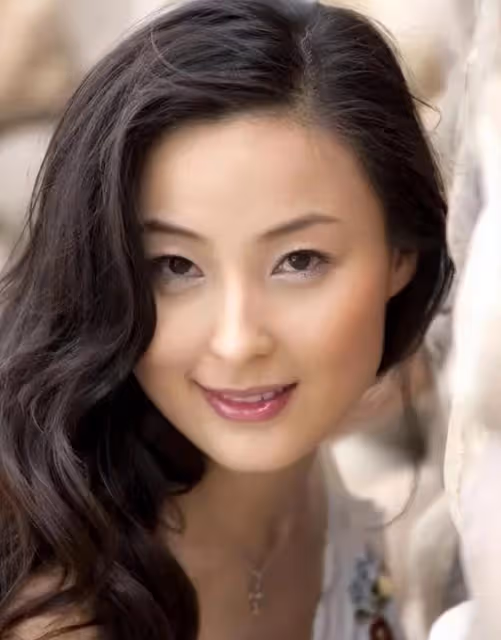 職業情婦盧嘉麗：被多名高官共享，涉案數百億捲款潛逃！至今未歸