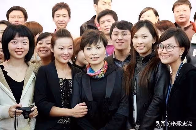 央視鐵嘴李瑞英，工作28年零失誤，突聞兒子墜樓，22字感動眾人！