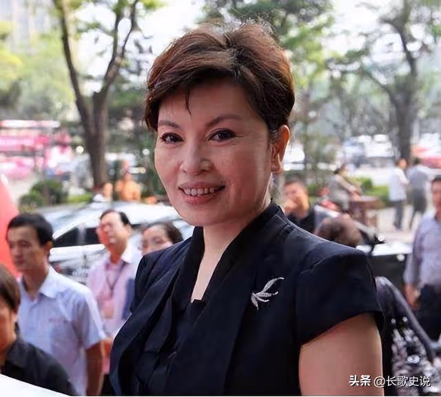 央視鐵嘴李瑞英，工作28年零失誤，突聞兒子墜樓，22字感動眾人！