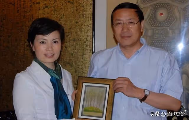 央視鐵嘴李瑞英，工作28年零失誤，突聞兒子墜樓，22字感動眾人！