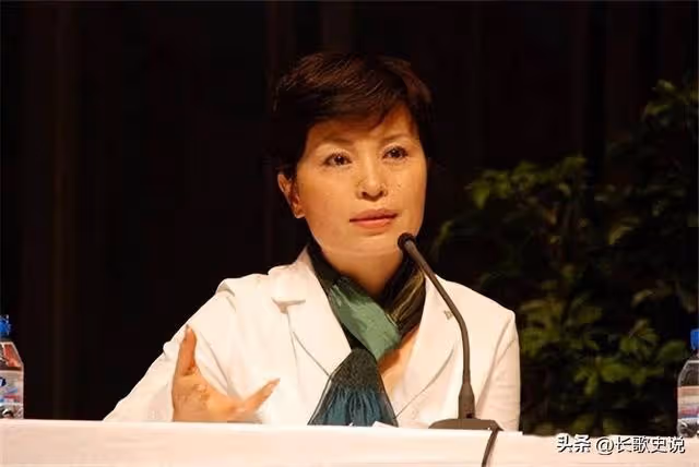 央視鐵嘴李瑞英，工作28年零失誤，突聞兒子墜樓，22字感動眾人！