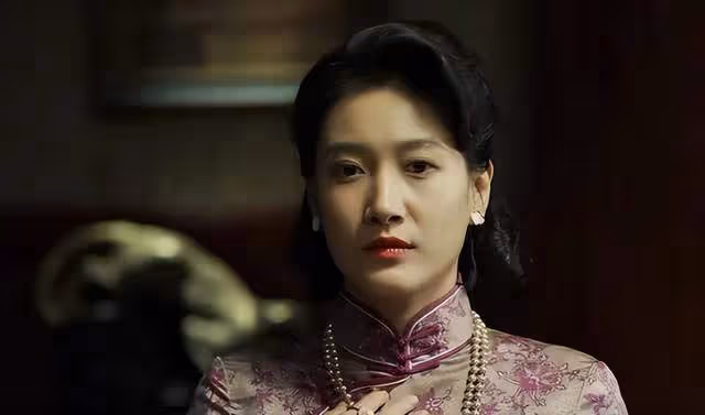 演配角卻連爆三部劇！啜妮的「清醒」，打臉多少「網紅臉」女主