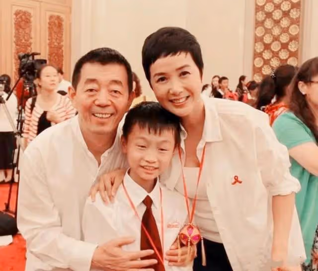 曝蔣雯麗包養2名男大學生，與他們恩愛有加，並為其買了房子