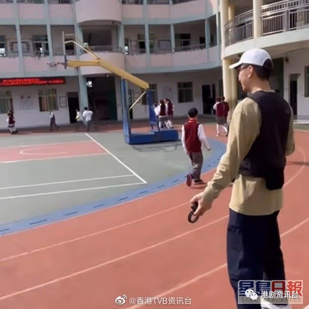 TVB當紅男星被富老婆返鄉！參觀岳父捐助小學一張相被嘲