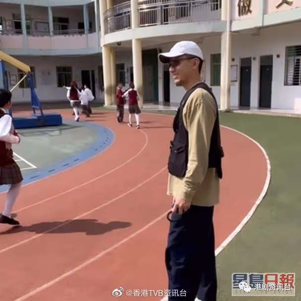 TVB當紅男星被富老婆返鄉！參觀岳父捐助小學一張相被嘲
