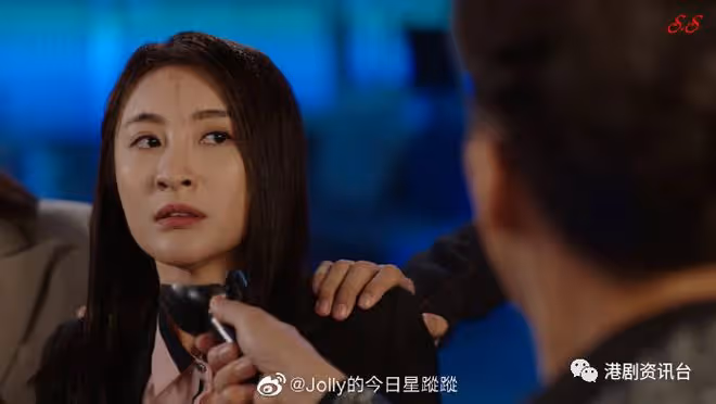 法言人｜林夏薇獲封「最美女律師」 遭紅酒照頭淋致眼睛發炎