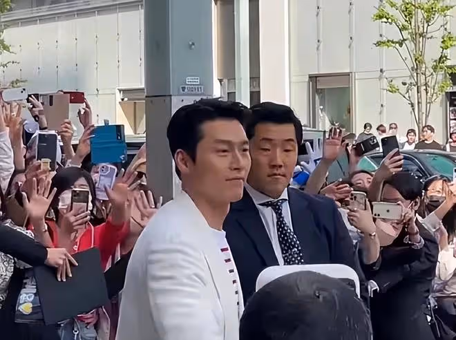 玄彬孫藝珍一家三口現身國外，兩人穿情侶裝表情輕鬆自在