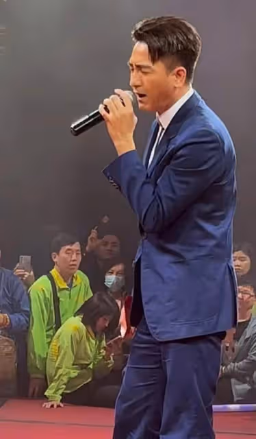 努力賺老婆本！TVB視帝內地登台獻唱，表現親民被旅遊團大媽集郵