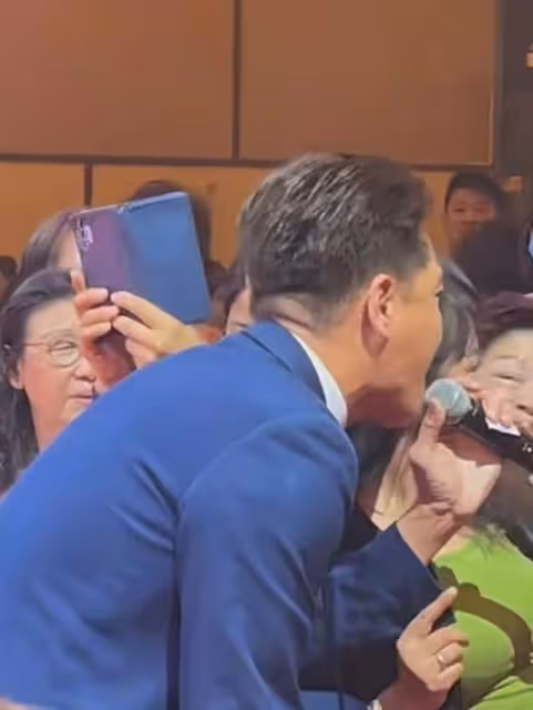 努力賺老婆本！TVB視帝內地登台獻唱，表現親民被旅遊團大媽集郵