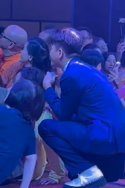 努力賺老婆本！TVB視帝內地登台獻唱，表現親民被旅遊團大媽集郵