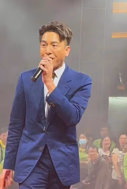 努力賺老婆本！TVB視帝內地登台獻唱，表現親民被旅遊團大媽集郵