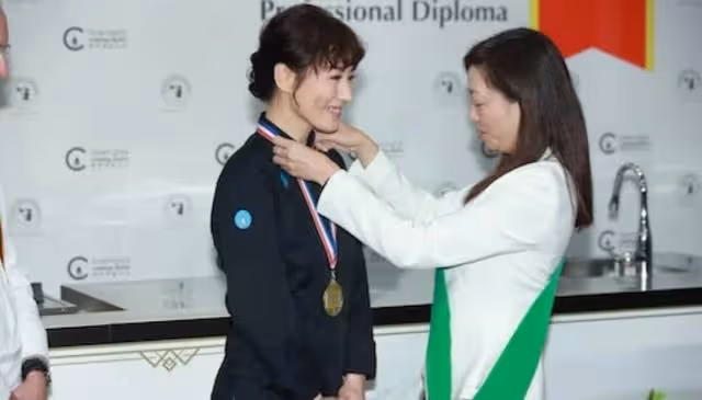 滿面春風！港知名女星秘婚後首亮相，拒透露老公身份稱其沒求過婚