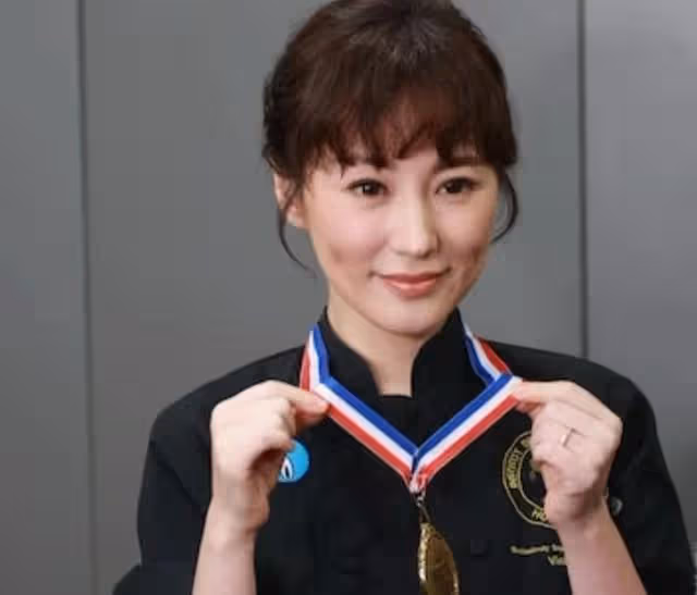 滿面春風！港知名女星秘婚後首亮相，拒透露老公身份稱其沒求過婚