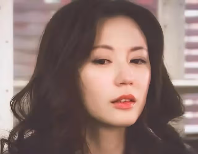 滿面春風！港知名女星秘婚後首亮相，拒透露老公身份稱其沒求過婚
