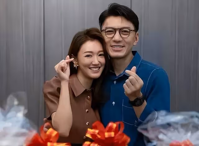 TVB億萬駙馬被傳雪藏，陪妻子內地探親，走訪岳父捐建學校