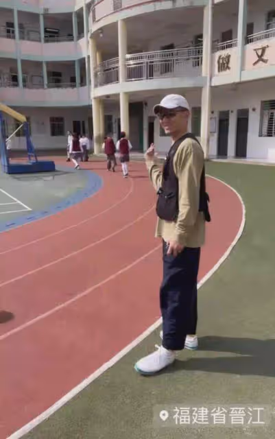 TVB億萬駙馬被傳雪藏，陪妻子內地探親，走訪岳父捐建學校