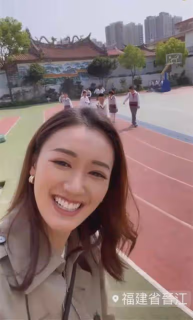 TVB億萬駙馬被傳雪藏，陪妻子內地探親，走訪岳父捐建學校