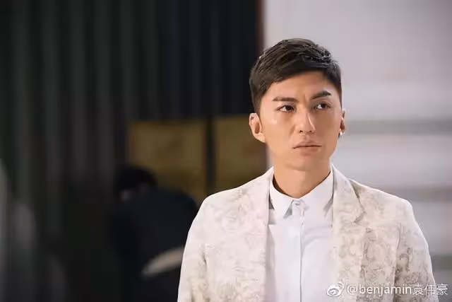 TVB億萬駙馬被傳雪藏，陪妻子內地探親，走訪岳父捐建學校