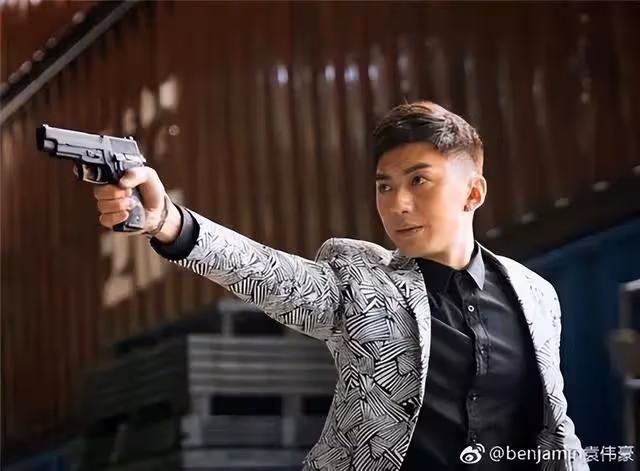 TVB億萬駙馬被傳雪藏，陪妻子內地探親，走訪岳父捐建學校