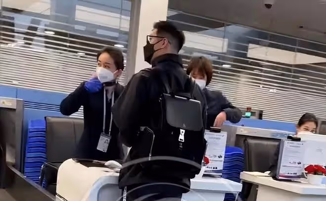 竇驍飛往巴厘島為婚禮做準備,梳著酷酷的髮型,機場被記者要喜糖